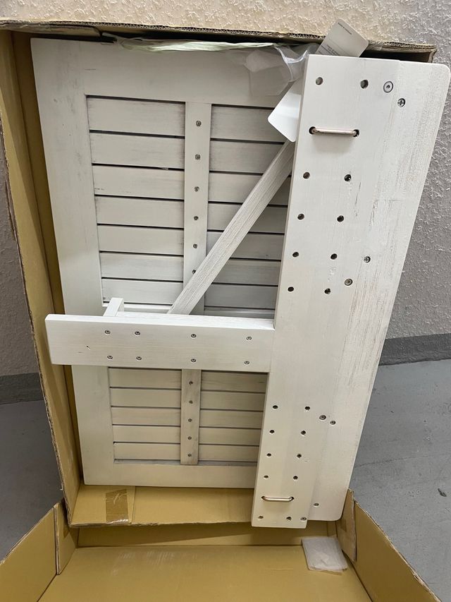 Mesa colgante de madera y metal