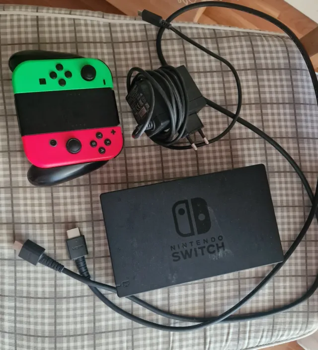 Nintendo Switch con mandos Joy-Con extra + funda