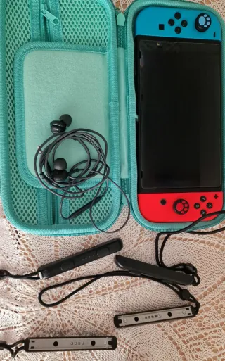 Nintendo Switch con mandos Joy-Con extra + funda