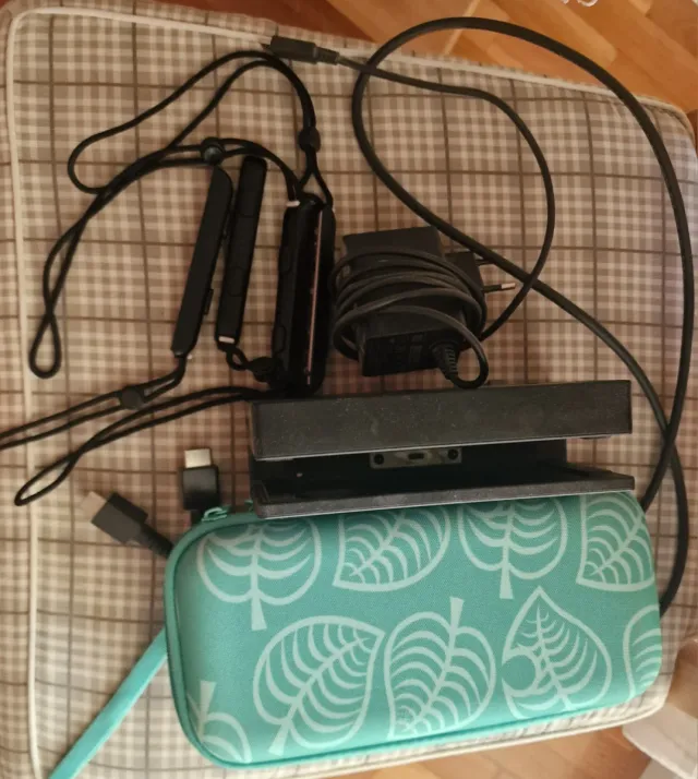 Nintendo Switch con mandos Joy-Con extra + funda