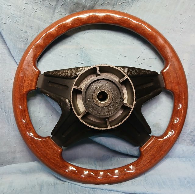 Volante in legno con inserti neri