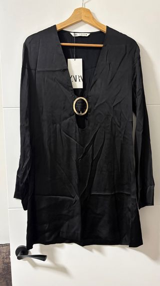 Vestido satén Zara con detalle dorado