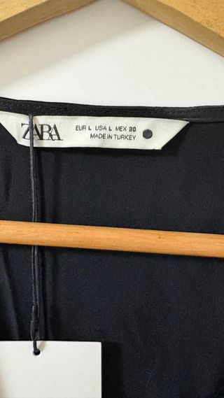 Vestido satén Zara con detalle dorado