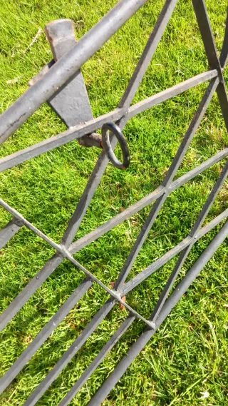 Portón de hierro forjado negro