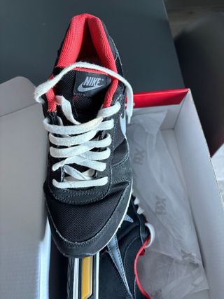 Deportivas Nike Negras y Rojas