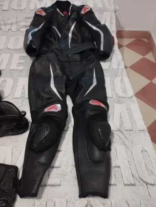 Botas Talla 41 y guantes de cuero talla S