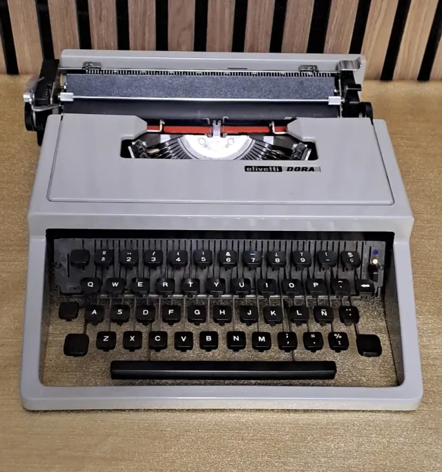 Máquina de escribir Olivetti Dora