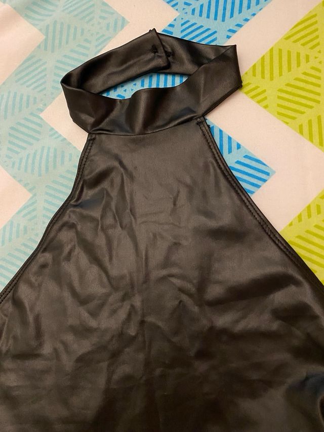 Vestido polipiel negro halter