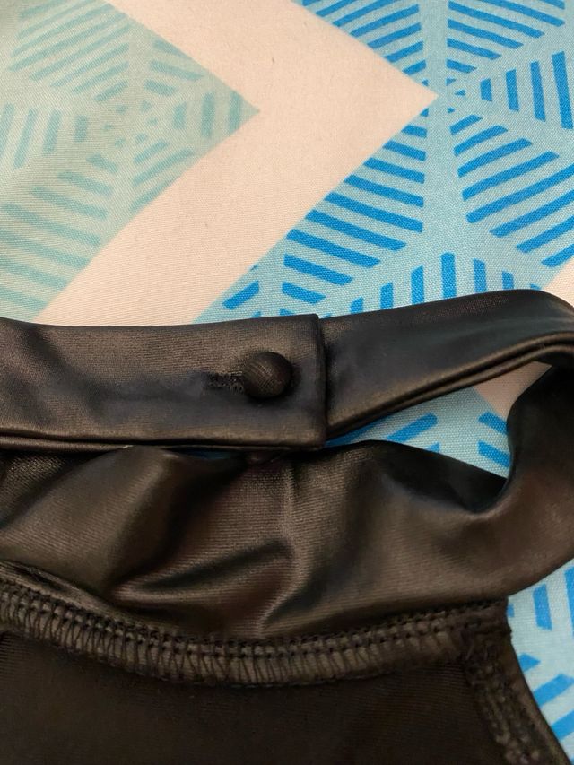 Vestido polipiel negro halter