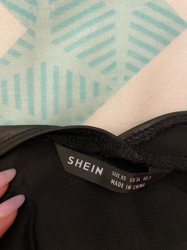 Vestido polipiel negro halter