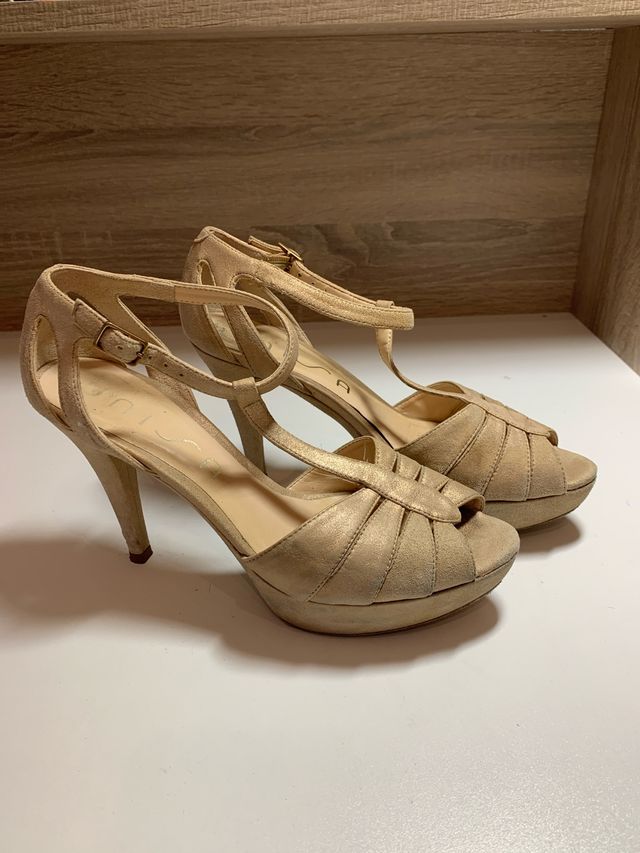 Zapatos dorados Unissa tacón plataforma