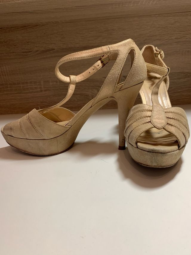 Zapatos dorados Unissa tacón plataforma