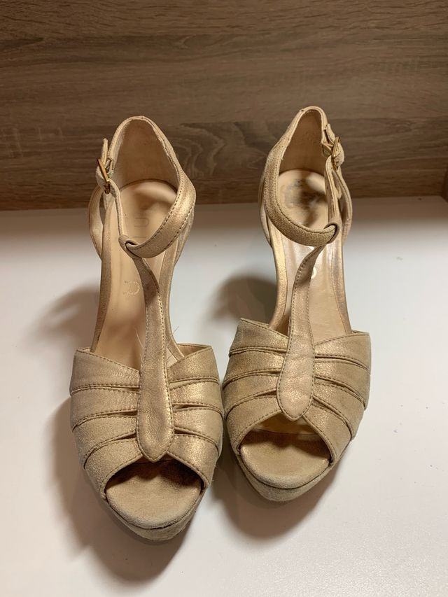 Zapatos dorados Unissa tacón plataforma