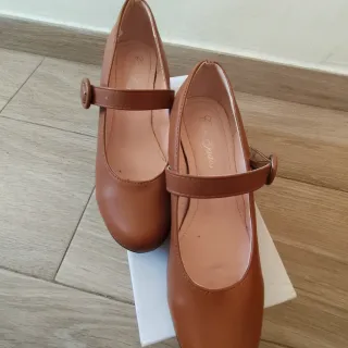 Zapatos de tacón marrón con tira, piel
