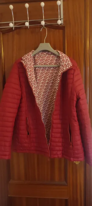 Chaqueta reversible roja y estampado