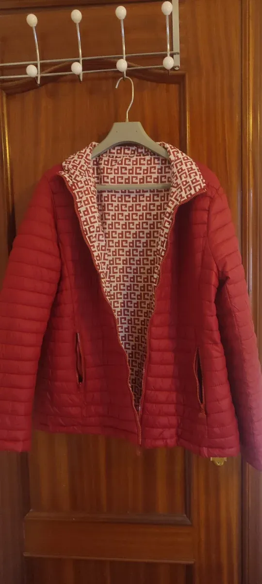 Chaqueta reversible roja y estampado