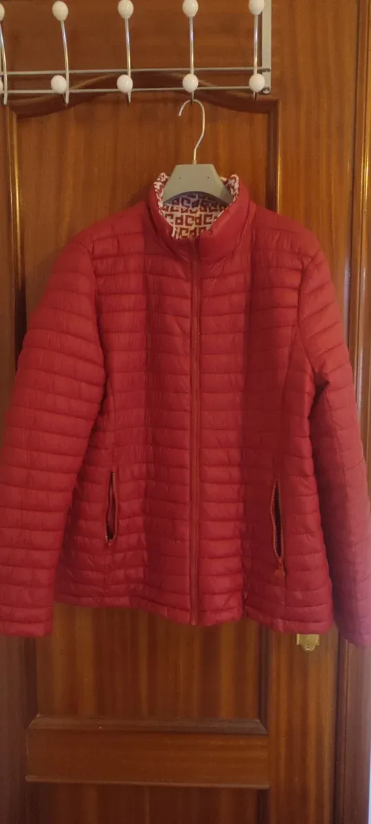 Chaqueta reversible roja y estampado