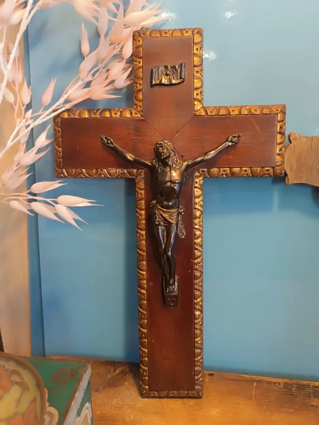 Crucifijos madera y latón