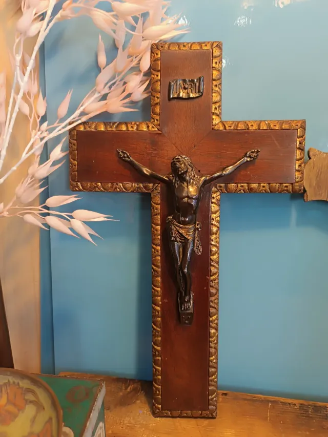 Crucifijos madera y latón
