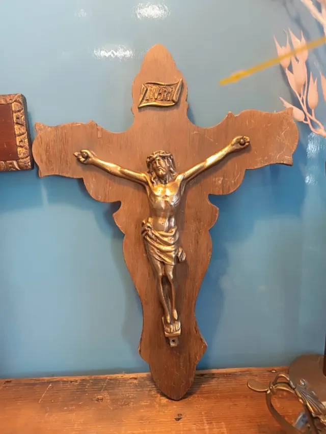 Crucifijos madera y latón