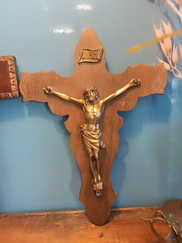 Crucifijos madera y latón