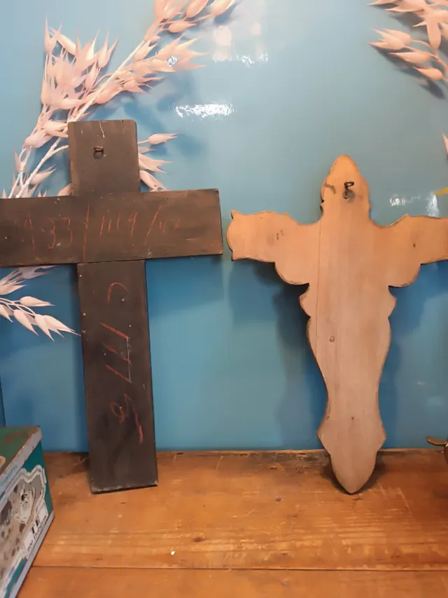 Crucifijos madera y latón