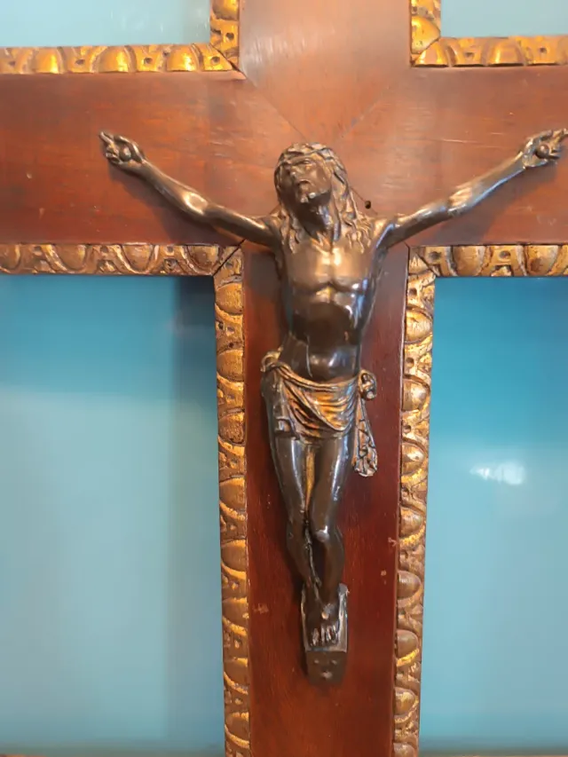 Crucifijos madera y latón
