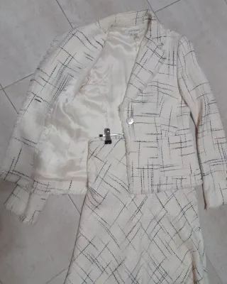 Traje chaqueta y falda blanco y negro