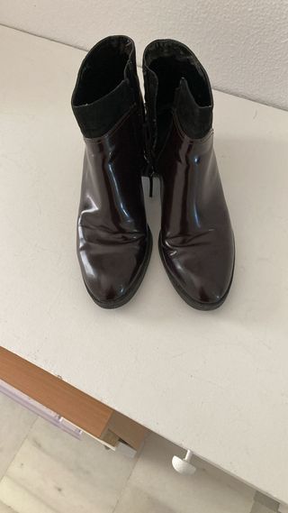 Botines tacon charol y ante burdeos