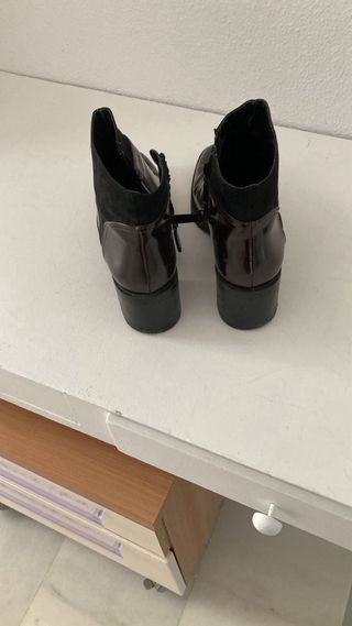 Botines tacon charol y ante burdeos