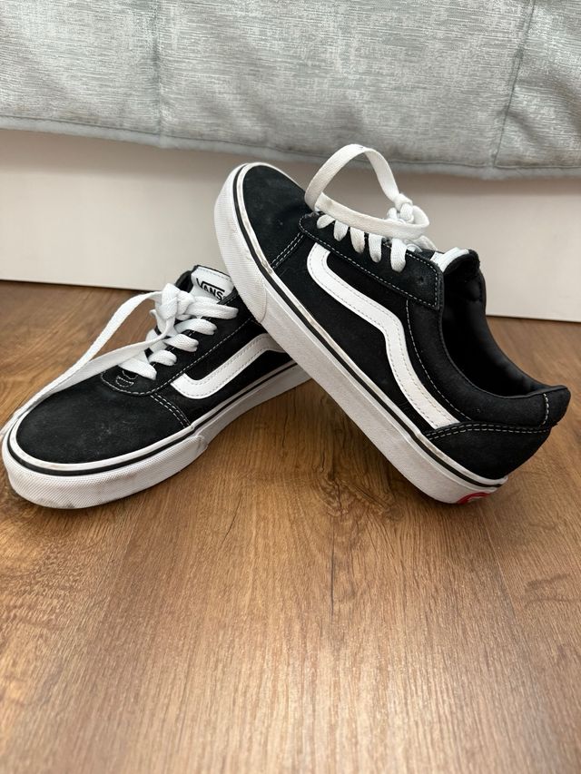 Zapatillas Vans Negras y Blancas