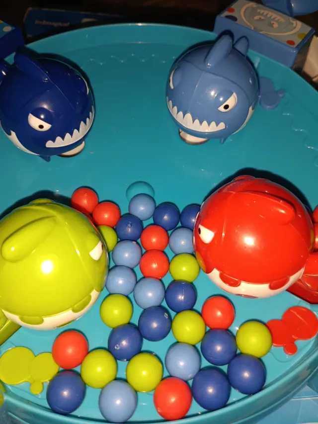 Juego de mesa tiburones y pelotas