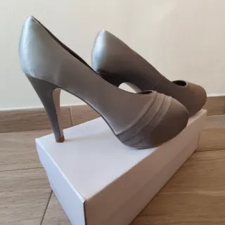 Zapatos de tacón gris/ plateado