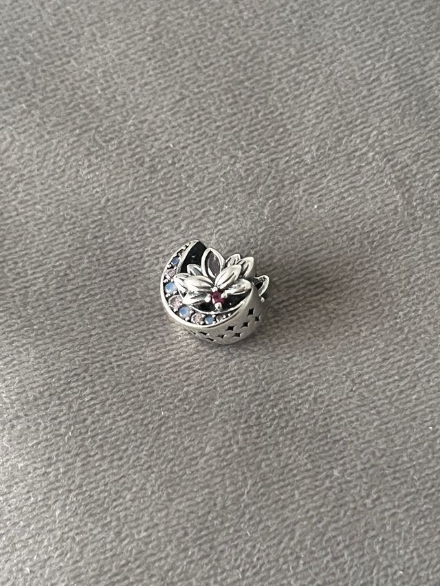 Charm Flor de loto. Bañado en Plata. Nuevo