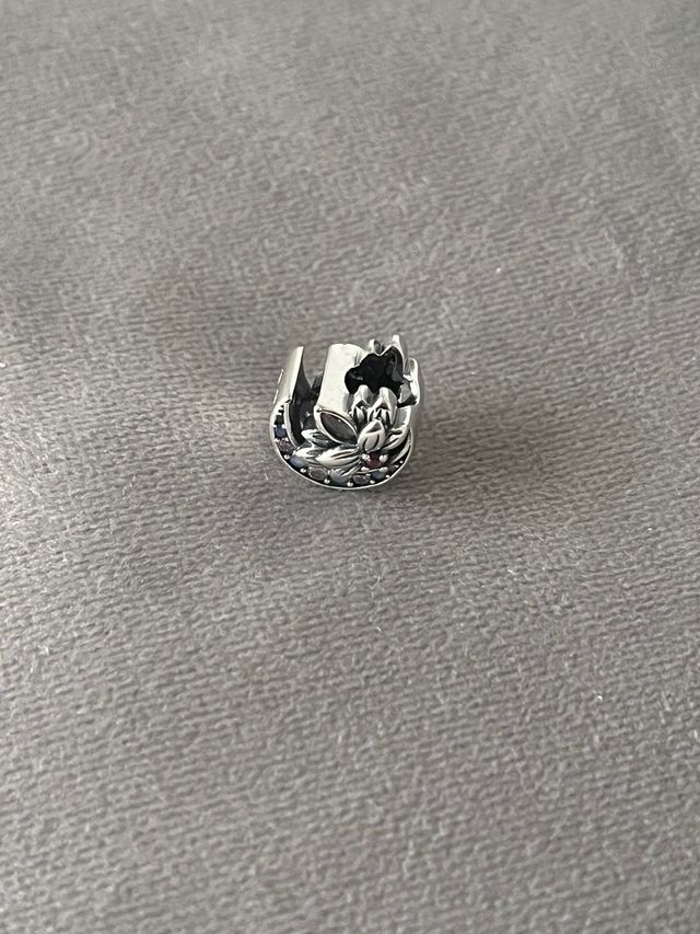 Charm Flor de loto. Bañado en Plata. Nuevo