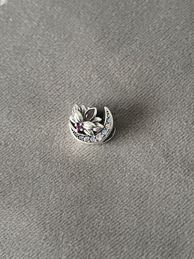 Charm Flor de loto. Bañado en Plata. Nuevo