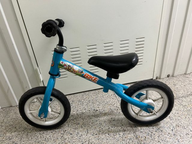 Bicicleta de equilibrio azul