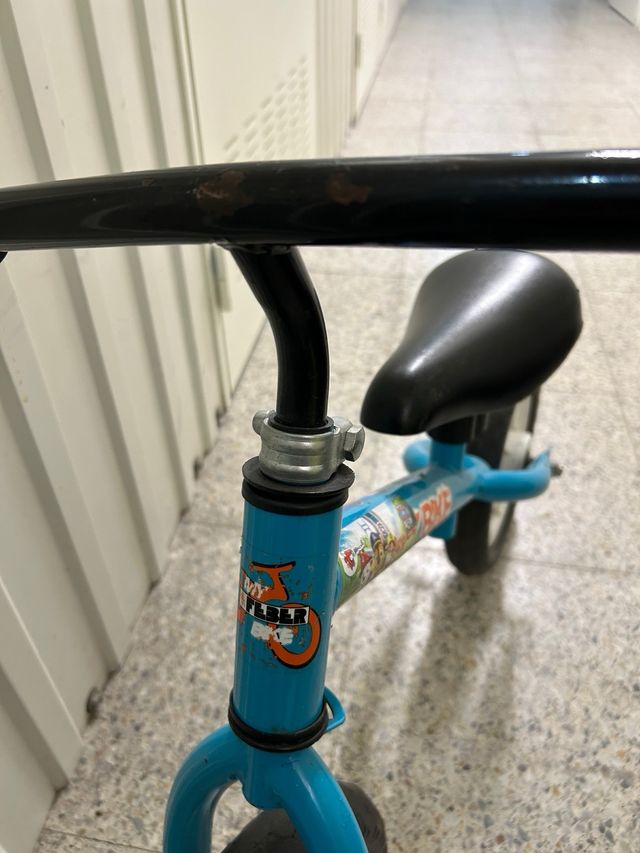 Bicicleta de equilibrio azul