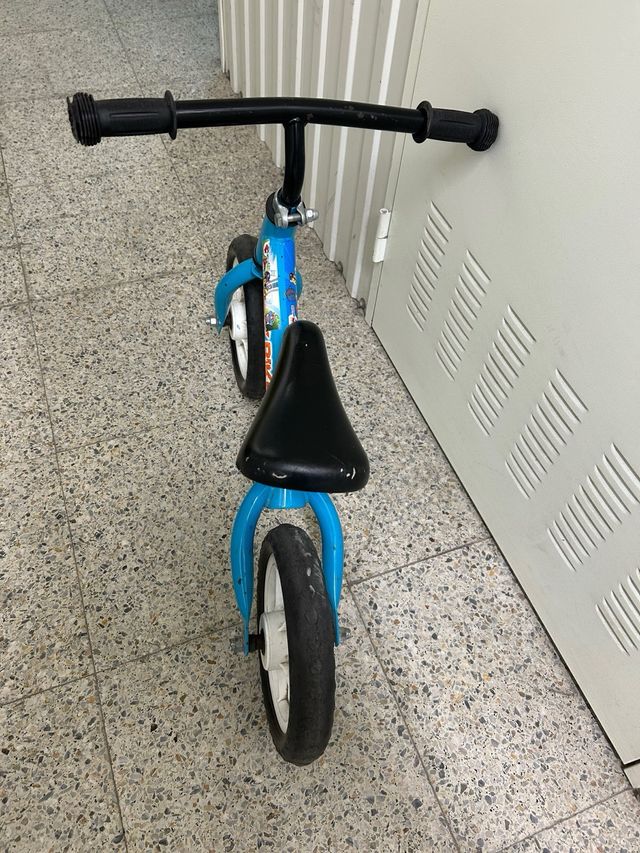 Bicicleta de equilibrio azul