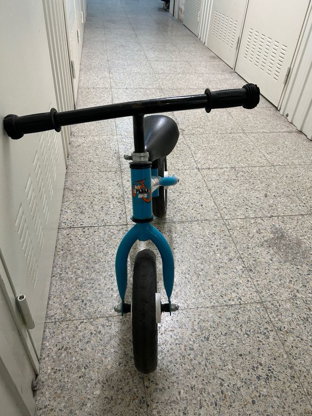 Bicicleta de equilibrio azul