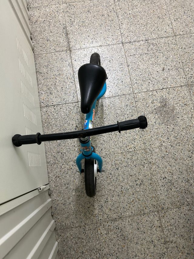 Bicicleta de equilibrio azul