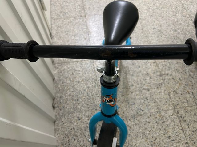 Bicicleta de equilibrio azul
