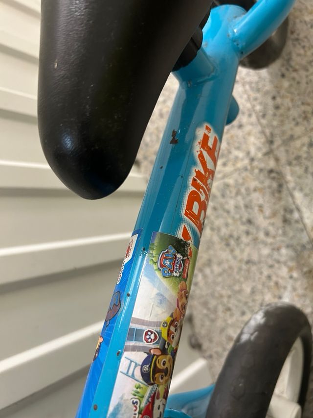 Bicicleta de equilibrio azul
