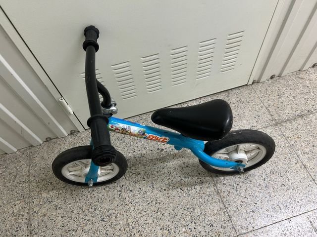 Bicicleta de equilibrio azul
