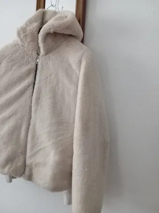 Abrigo corto pelo sintético con capucha