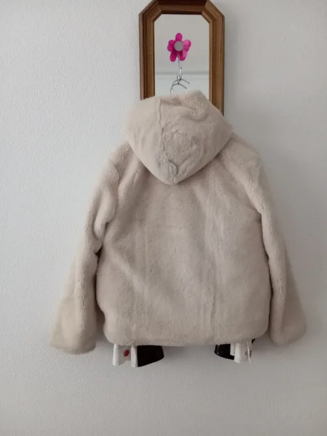 Abrigo corto pelo sintético con capucha