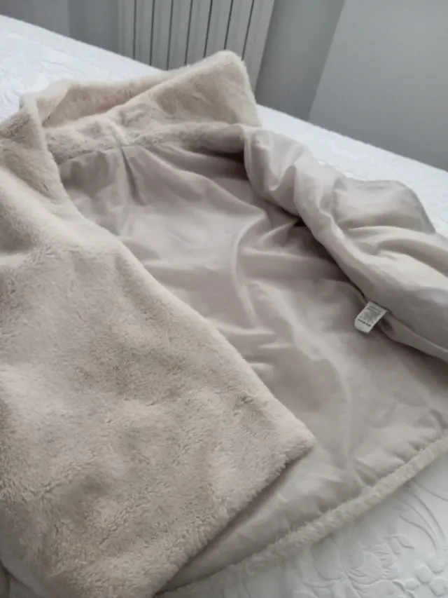 Abrigo corto pelo sintético con capucha