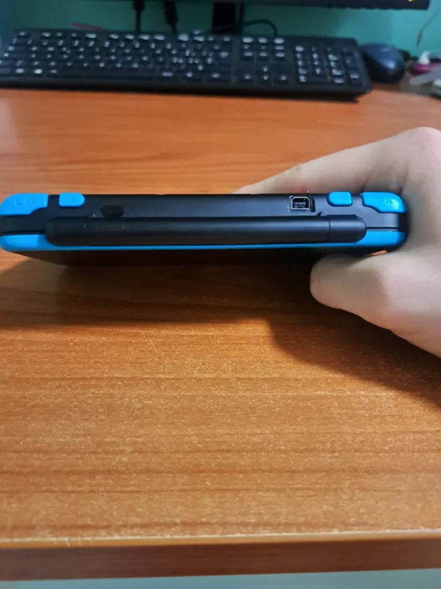 New Nintendo 2DS XL Blu e Nero Completa di Manuali