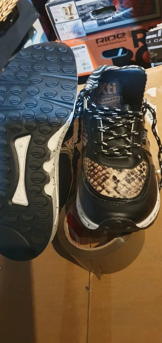 Zapatillas XTI Piel Serpiente Beige/Negro