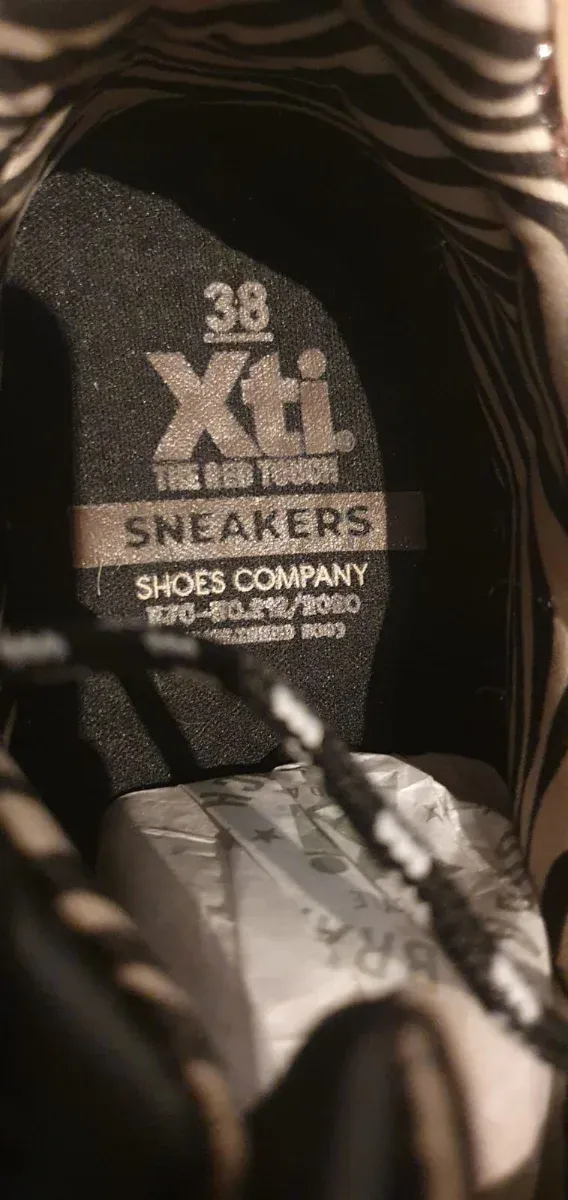 Zapatillas XTI Piel Serpiente Beige/Negro